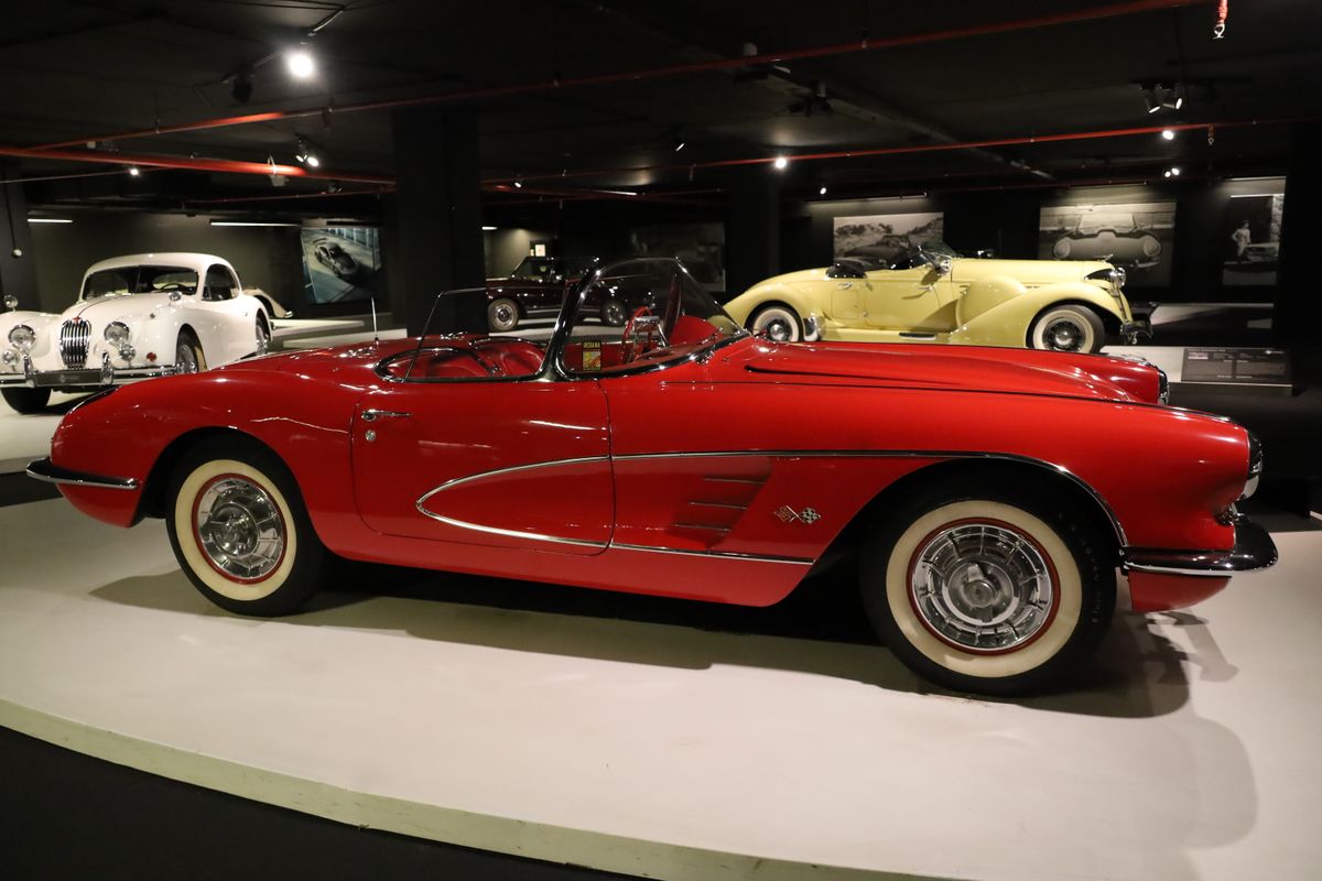 Art et carrosserie : des artistes exposent parmi les voitures anciennes du musée de Bellenaves